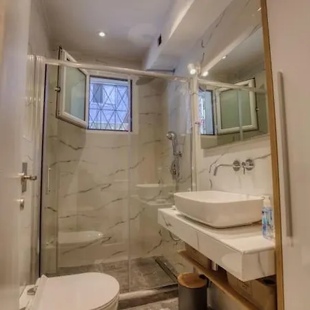 아파트 Efi's Little Treasure!